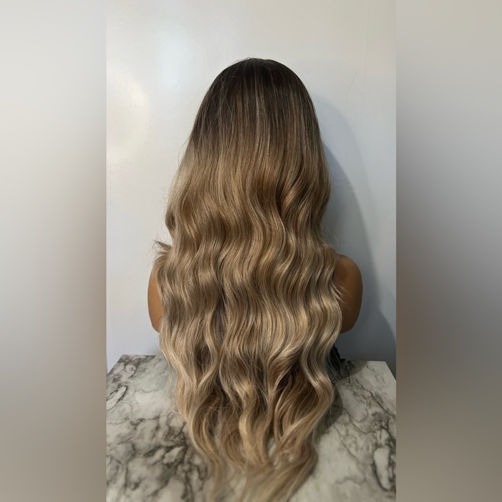 28 In Front Lace Closure balayage brown Root  &  Blonde Wavy Hair - Picture 8 of 8